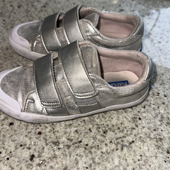 Silver toddler Keds in size 9 with velcro closure - Picture 5 of 7